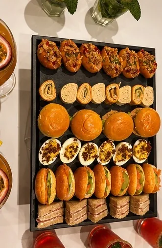 Plateau traiteur Edmond Traiteur avec mini-burgers, wraps, œufs mimosa et club sandwichs pour un mariage