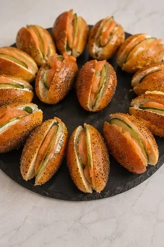 Mini-bagels au saumon fumé et concombre servis lors d'un baptême